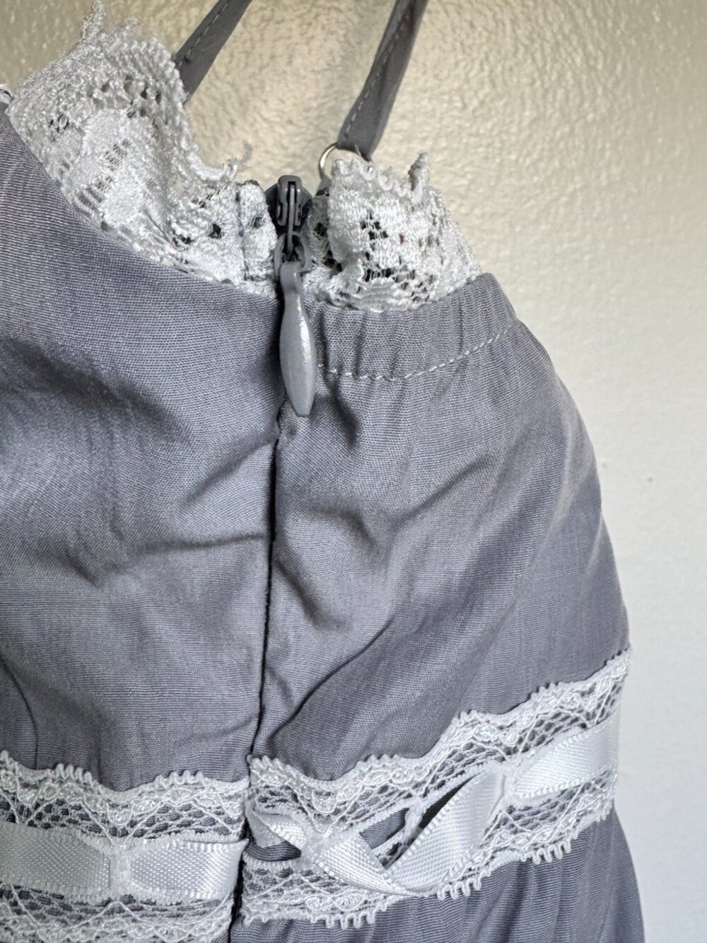Edikted Gray White Lace Ribbon Cami Crop Top Size M Coquette Y2K Balletcore - Picture 6 of 9